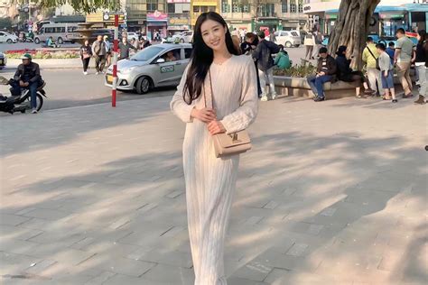 Hai Hot Girl Ngo I Qu C Xinh P H T Ti Ng Vi T Gi I Gi Ra Sao B O D N Tr