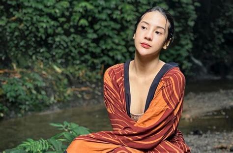 Anya Geraldine Pose Di Pantai Pakai Bikini Gayanya Kayak Bapak Bapak
