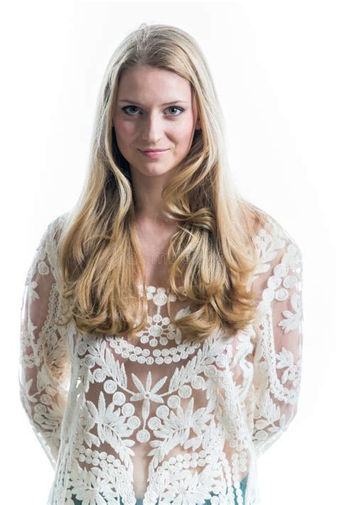 Belle Fille Blonde Russe Sur Un Fond Blanc Dans Un Chemisier Translucide Blanc Image Stock