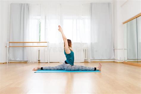 Fille Blonde Flexible S Asseyant Sur La Ficelle Posture De Yoga Gymnastique Image Stock