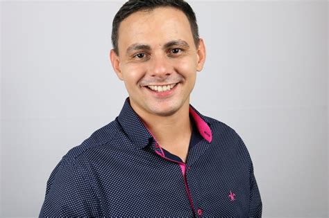 Gay e da Zona Leste Professor Robson quer ser deputado federal Guia Gay São Paulo