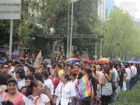 DETALLES CON LUCERO FOTO REPORTAJE MARCHA GAY