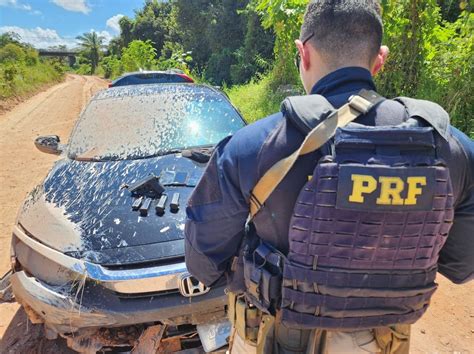 PRF prende três homens pistola e carro de luxo roubado em Jaboatão