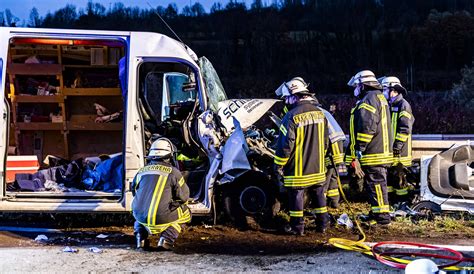 Unfall Auf Der A8 Zwischen Merzig Und Rehlingen Mann Schwer Verletzt