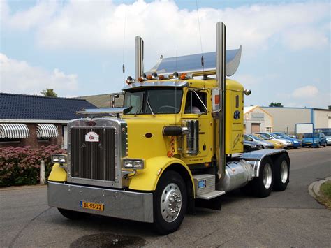 File:Peterbilt 359 Classic (1977) pic2.JPG - Wikimedia Commons