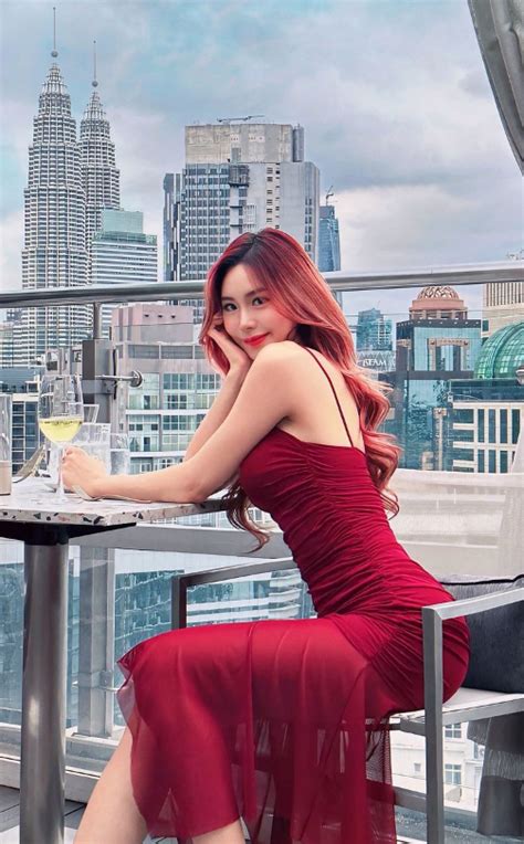 Sau sự cố lộ 18 hot girl có động thái gây chú ý