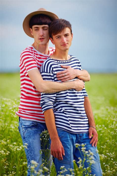 El Retrato De Pares Gay En Amor El Verano De La Margarita Coloca Foto De Archivo Imagen De