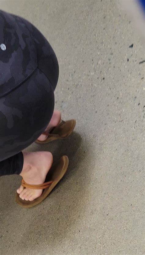 Blonde Cutie Looking To Travel Spandex Leggings Yoga Pants Forum