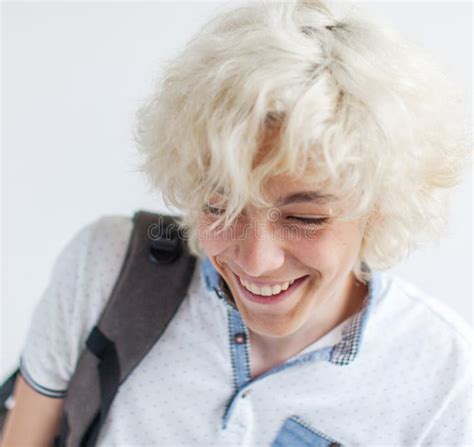 Portrait Du Jeune Homme Blond Gay Souriant à Regarder La Caméra Image stock Image du beau