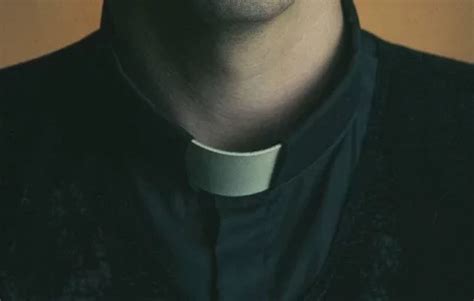 Padre envia vídeo pornô gay no grupo da paróquia Por engano