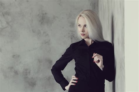 Femme Blonde Avec Une Robe Noire Posant Photo Gratuite