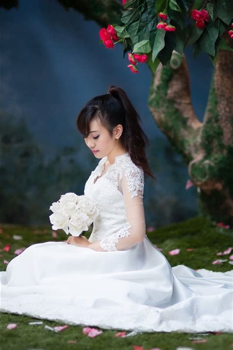 Wallpaper Bride White Skirt Asian Girl Flowers 2560x1600 Hd Picture