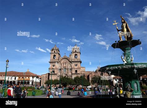 Statua Del Inca Pachacuti Inca Yupanqui O Pachacutec Sulla Fontana E La