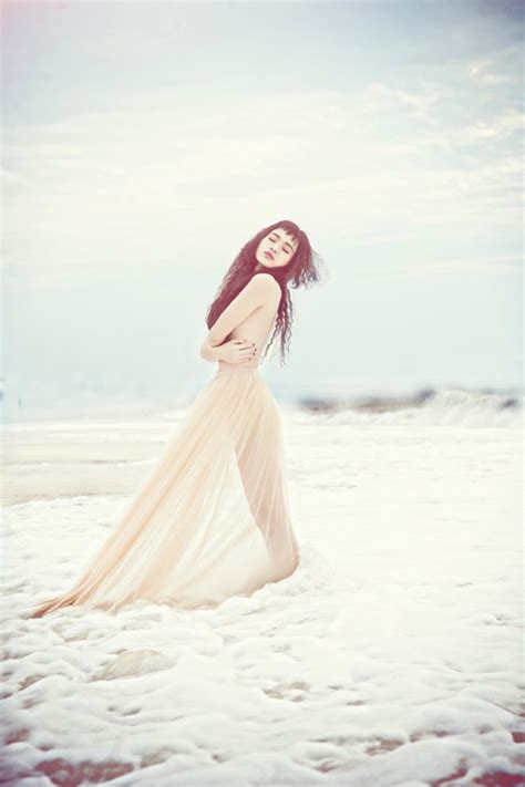 Đồng Lan bán nude trên biển