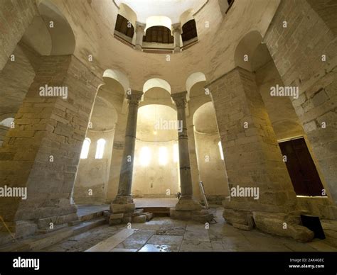 Zadar Innenansicht Der Zweigeschossigen Rundkirche Sveti Donat