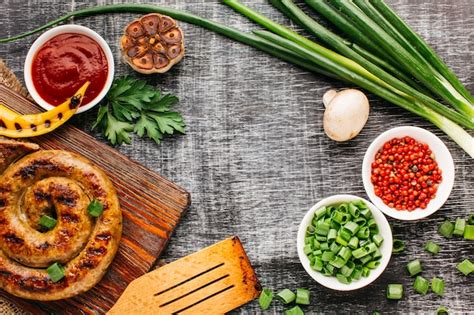 Vista Dell Angolo Alto Delle Salsiccie A Spirale Grigliate Per Il Pasto