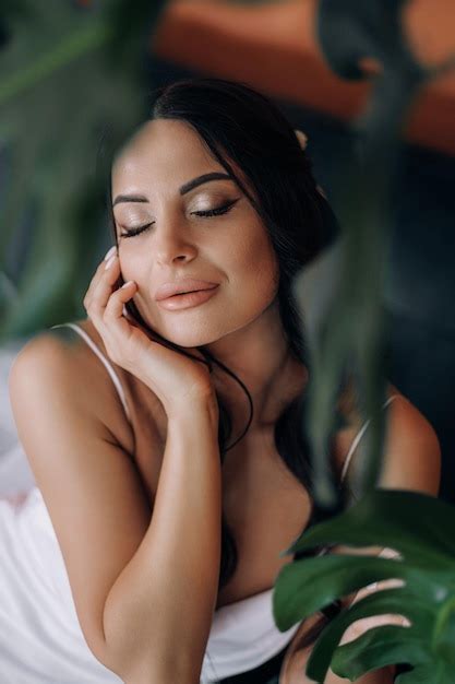 Premium Photo Morning Of The Bride Beautiful Brunette On Her Wedding