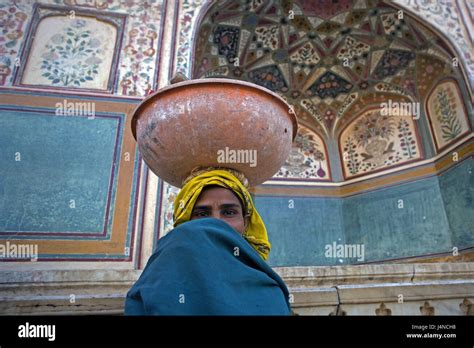 Mujer Carga Cabeza Fotograf As E Im Genes De Alta Resoluci N Alamy