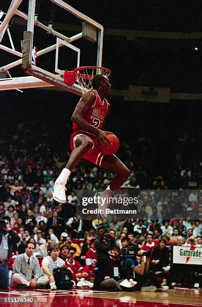 83 Michael Jordan Slam Dunk Contest 1988 Photos & High Res Pictures ...