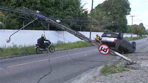 Zona Sul Carro Colide Com Poste E Deixa Avenida Interditada Em João