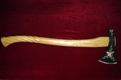 У нас в продаже кованные Топоры ручной работы из дамасской стали для ...