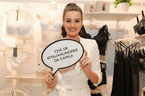 Camila Queiroz faz chá de lingerie na loja da Intimissimi Constance Zahn