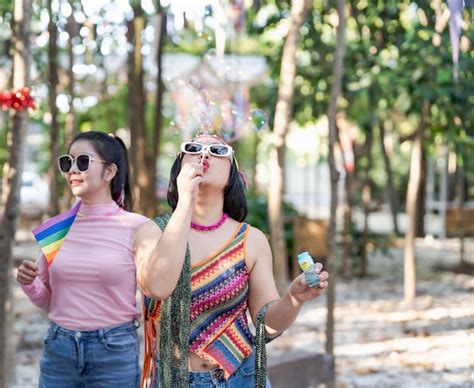 Lgbtqia gay asiáticos partidarios de la comunidad lgbtq personas divirtiéndose en el desfile del