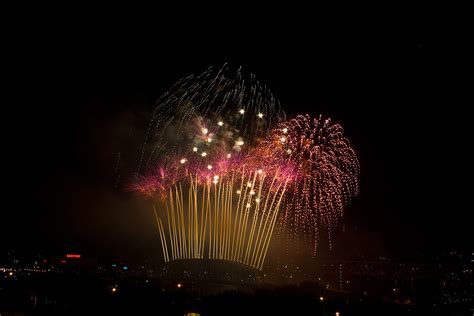 File:Cincinnati labor day fireworks 2007 001.jpg - Wikimedia Commons