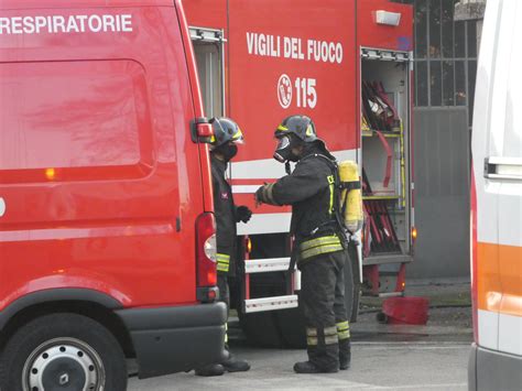 Solaro Incendio In Uno Scantinato Intervenute Squadre Di Pompieri