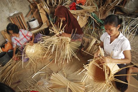 Pemanfaatan Bahan Baku Lokal Untuk Menumbuhkan Industri Kreatif Dan