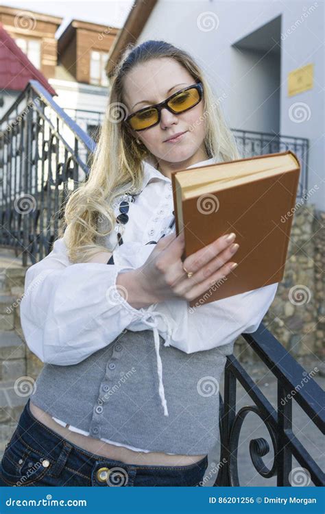 Portret Van Het Leuke Kaukasische Blonde Vrouwelijke Lezingsboek Stellen In Openlucht In Stad