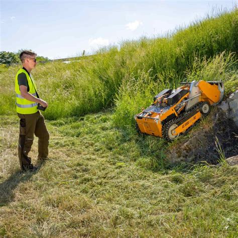 Mähraupe Ferngesteuert für Effizienz und Sicherheit Gartentechnik de