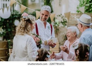 Mature avec jeune résultats million dimages libres de droits de photos de stock et d