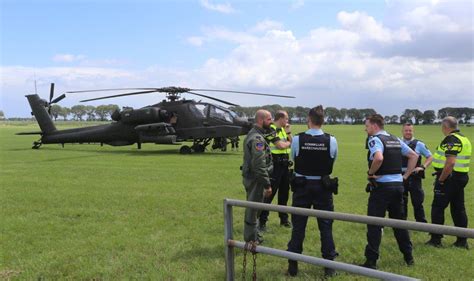 Gevechtshelikopter Maakt Noodlanding In Weiland