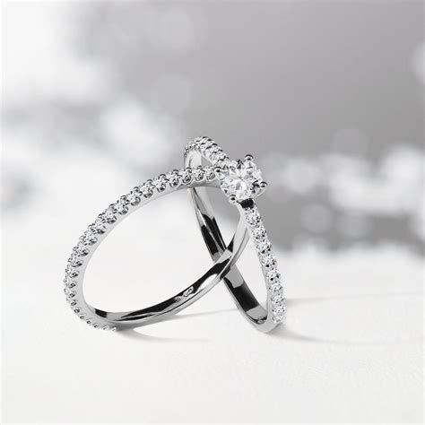 Delicate diamond wedding ring in white gold | KLENOTA