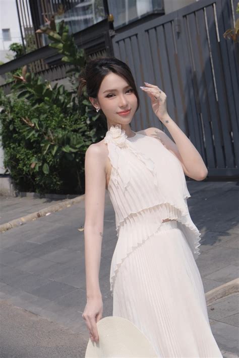 Hot girl chuyển giới xinh đẹp bị gia đình bạn trai cấm hẹn hò Báo Dân trí