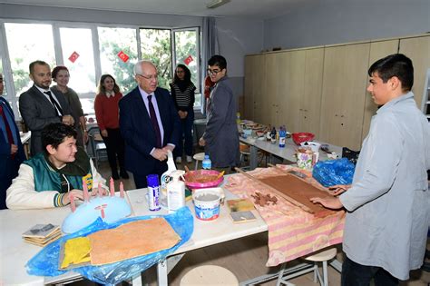 Başkan Selvitopu dan özel okula ziyaret Karabağlar Belediyesi Resmî