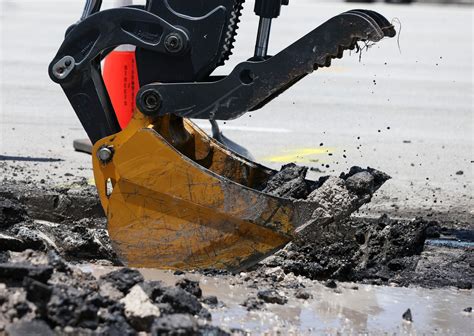 Workers argue that a 12 in the noon break should be mandatory 23