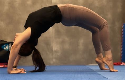 Sidra Niazi In Hot Yoga Pose Showing Her Ass R Jerkofftopakicelebs