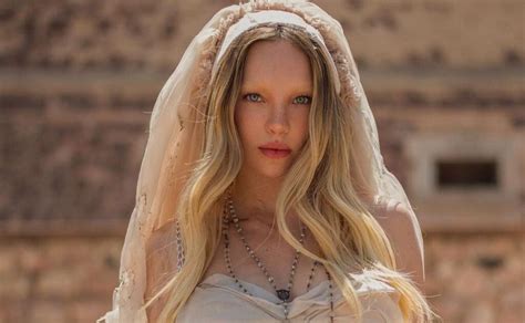 Belinda deslumbra en Instagram Cómo luce en bikini y minifalda