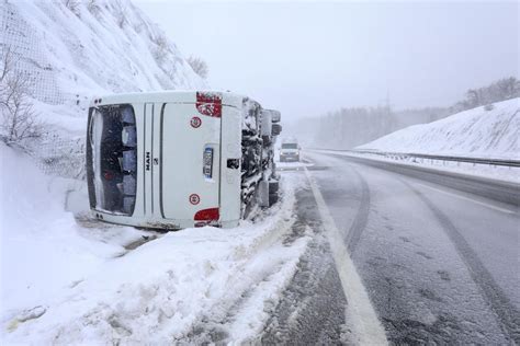 Te Ka Nesre A Na A U Lici Prevrnuo Se Autobus Jedna Osoba Poginula