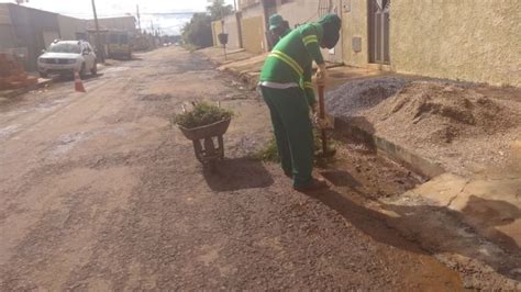 Infraestrutura Urbana Realiza Opera Es De Limpeza E Tapa Buraco No