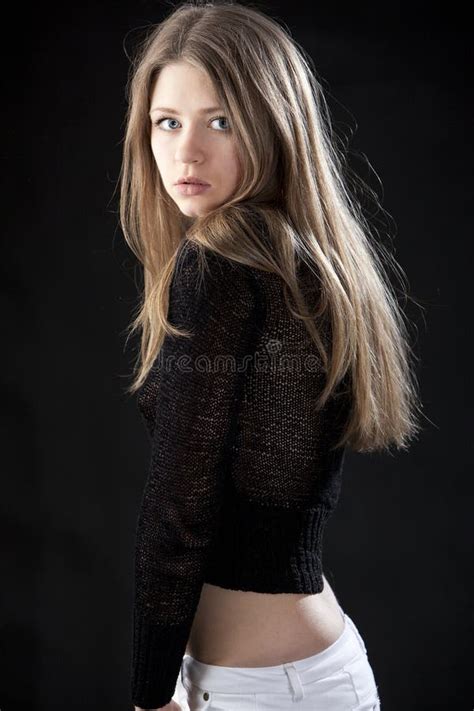 Schöne Blonde Dunkelblaue Augen Der Jungen Frau Stockbild Bild von schönheit menschlich