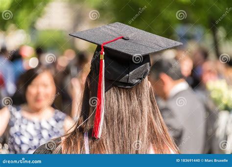 Nuevo Graduado Después De La Ceremonia De Graduación En La Universidad