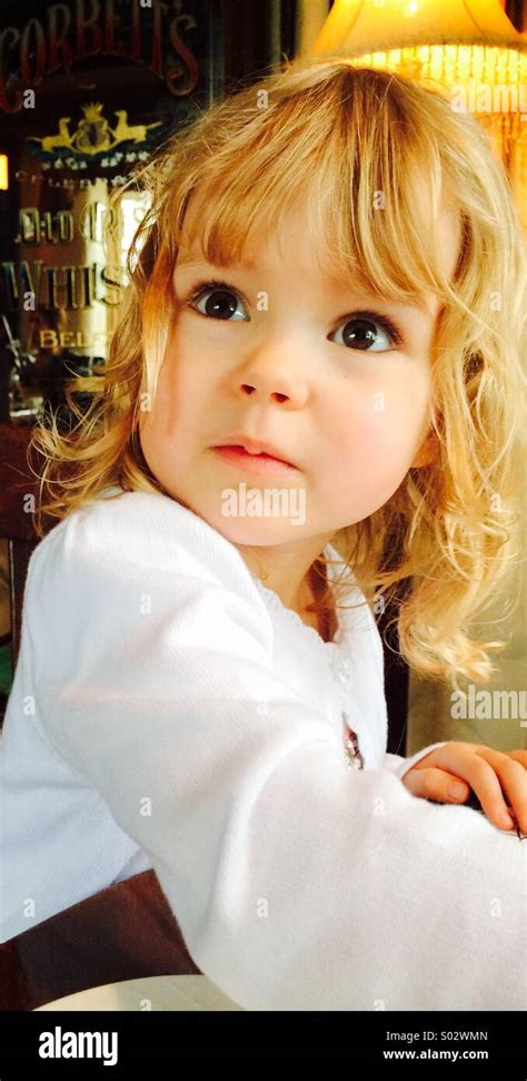 Fille Blonde Yeux Marron Banque De Photographies Et Dimages Haute R Solution Alamy