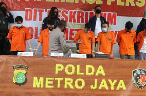 Perihal Pesta Gay Di Kuningan Jakarta Selatan 56 Tersangka Diamankan Polisi Satu Orang Positif