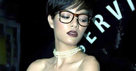 Nude giữa quán cà phê