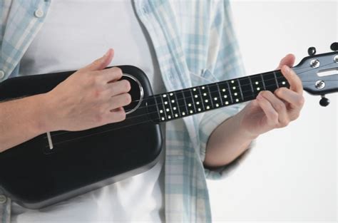 Populele 2 Pro: Ukulele lehrt mit Bluetooth und LEDs das Musizieren ...