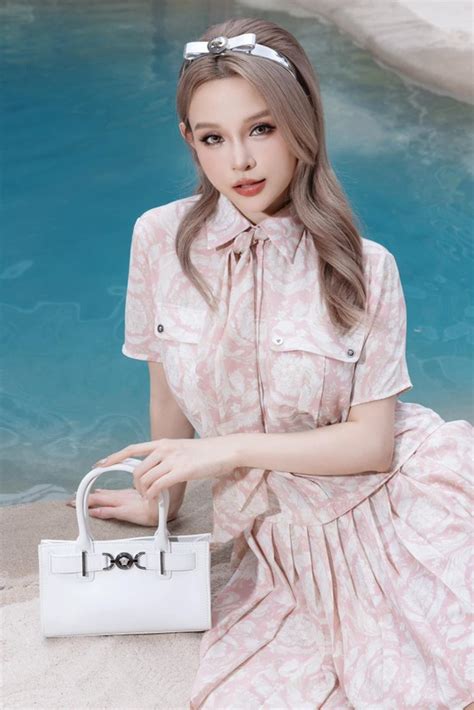 Huyền Baby cùng hội bạn phú bà diện bikini cực chảnh bên hồ bơi