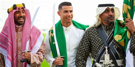 Cristiano Ronaldo Begeistert Saudis Mit Schwert Und Landes Tracht